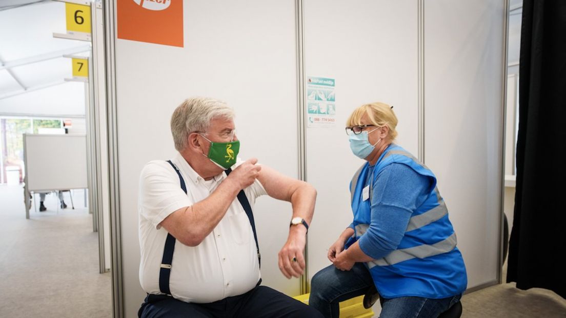 Jan van Zanen ontvangt vaccin