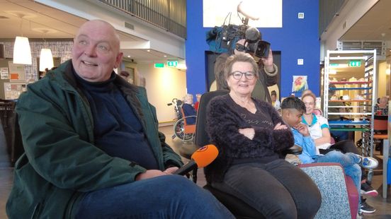 Truus (76) blijft deur broezen: 'Soms is ze niet bij te houden'