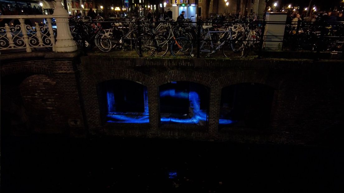 Klein, onopvallend kunstwerk bij Janskerkhof