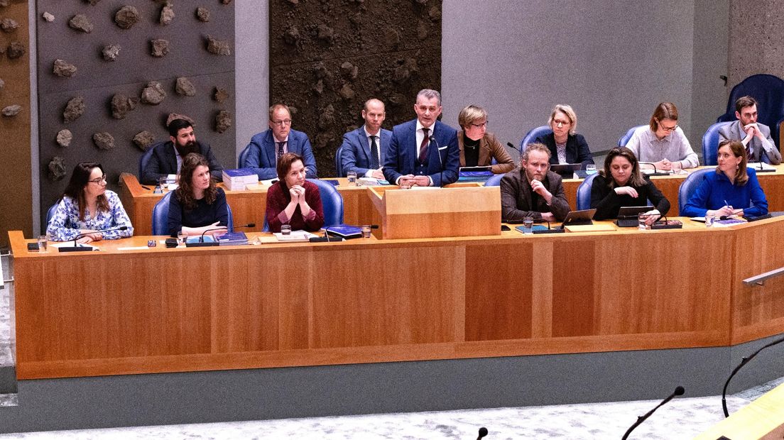 De parlementaire enquetecommissie met een deel van de staf