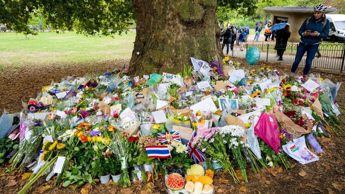 Bloemen voor de overleden koningin in het Londense Green Park