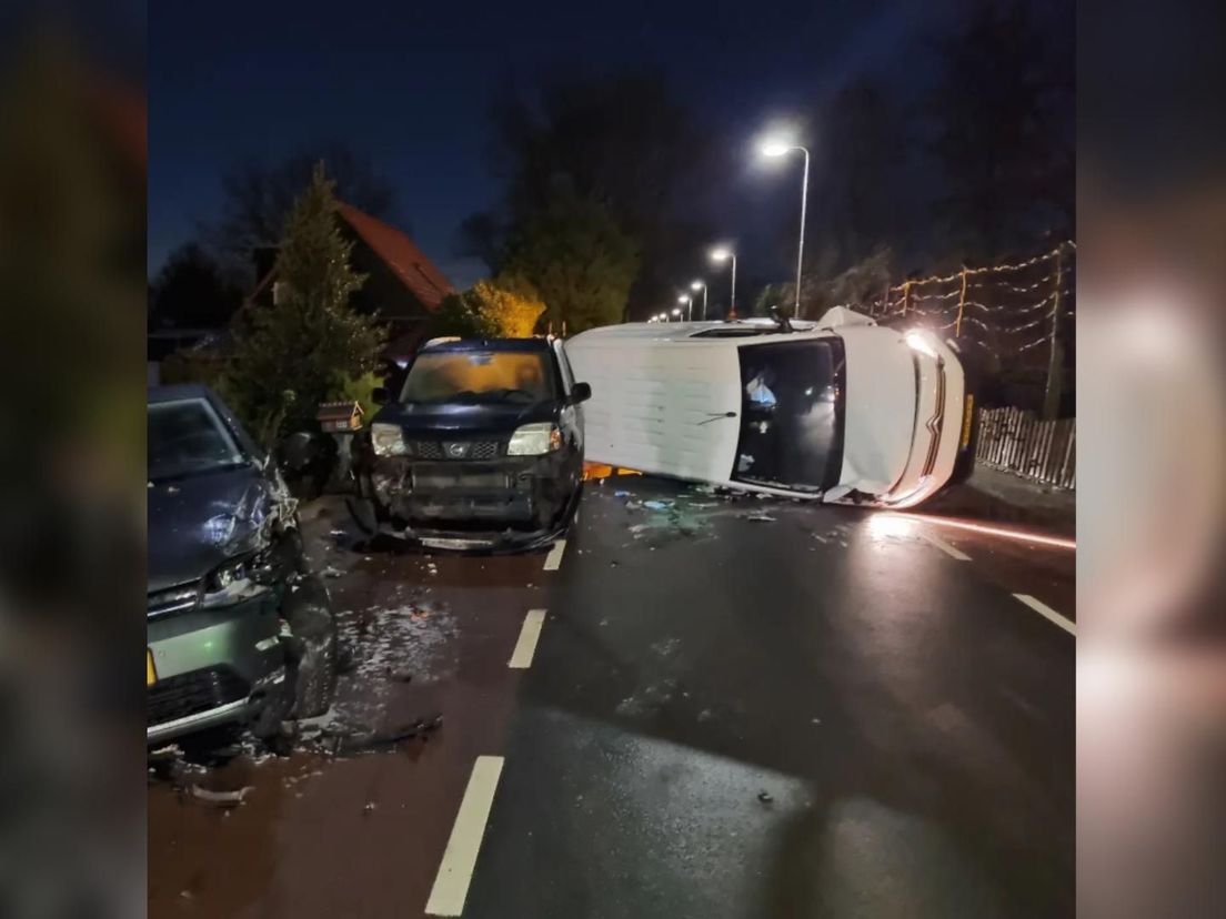 Meerdere geparkeerde auto's raakten (zwaar)beschadigd in Heinenoord