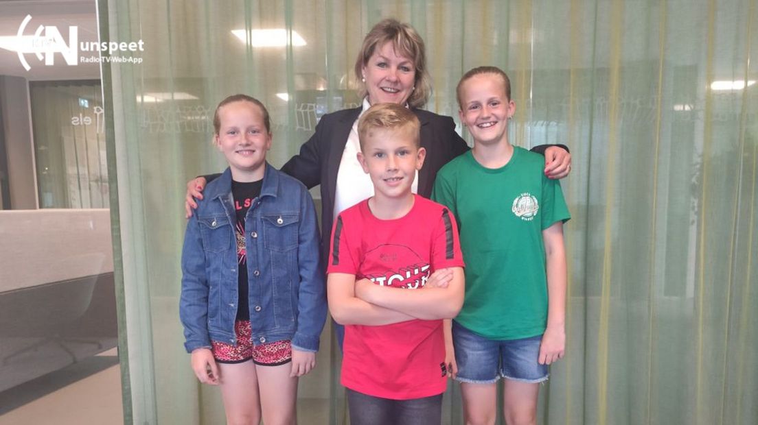Deze drie kinderen halen veel geld op voor vluchtelingen uit Oekraïne.