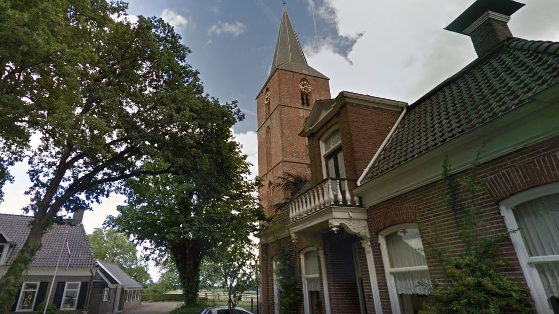 De Jacobuskerk in Rolde luidt zaterdag om 11.58 (Rechten: Google Streetview)