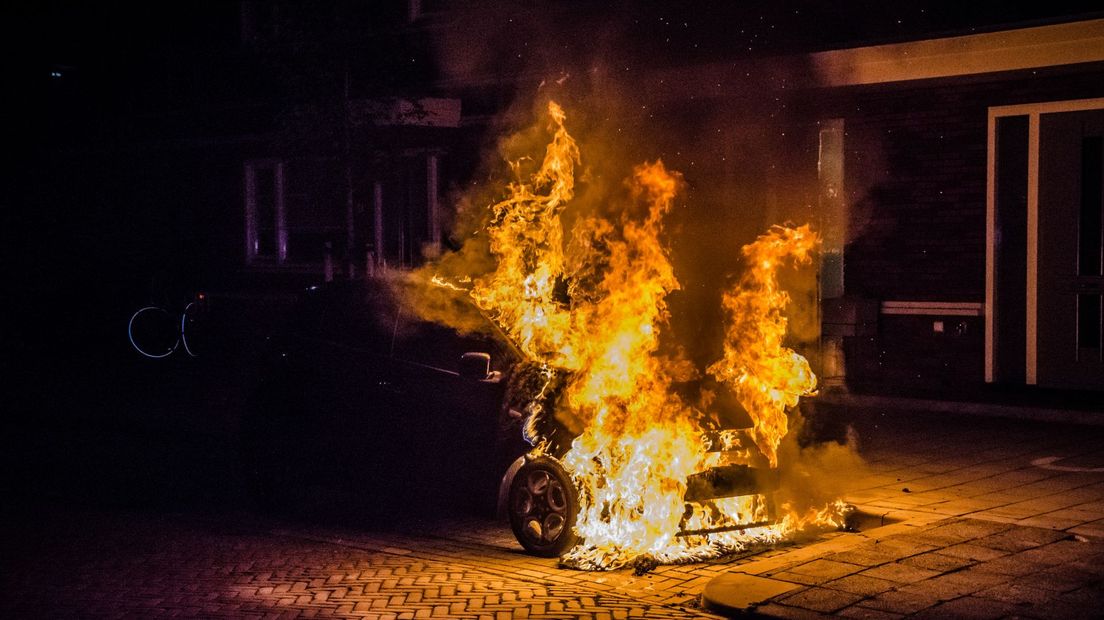 Personenauto aan de Prins Bernhardlaan brandt uit