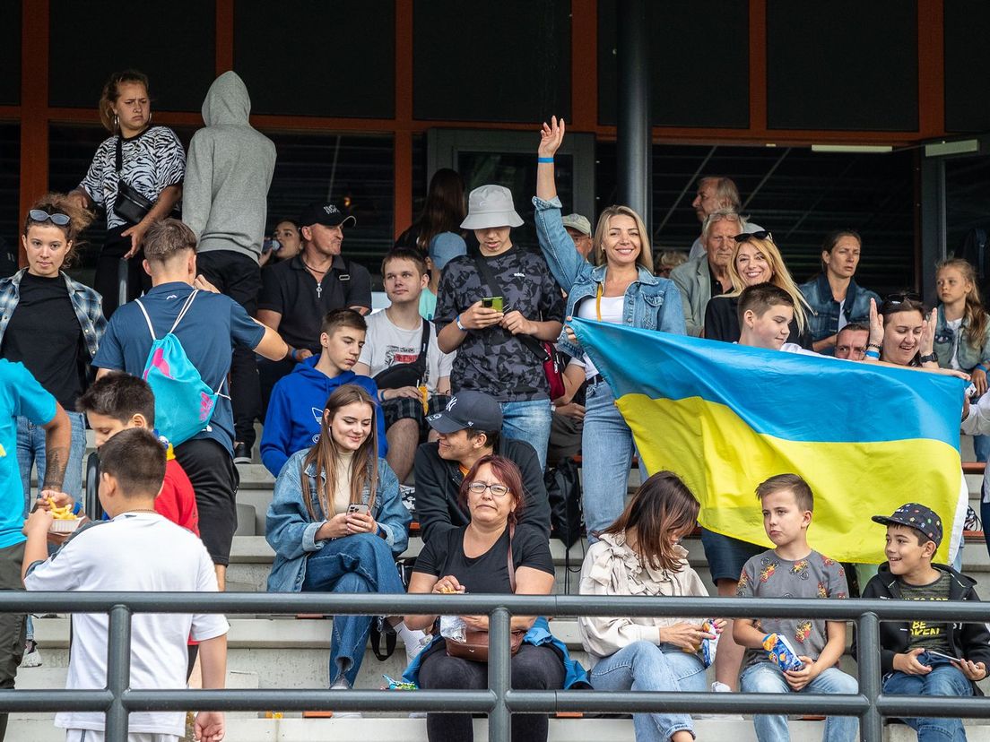 De Oekraïense toeschouwers tijdens het oefenduel Shakhtar Donetsk-Fortuna Sittard bij CWO in Vlaardingen