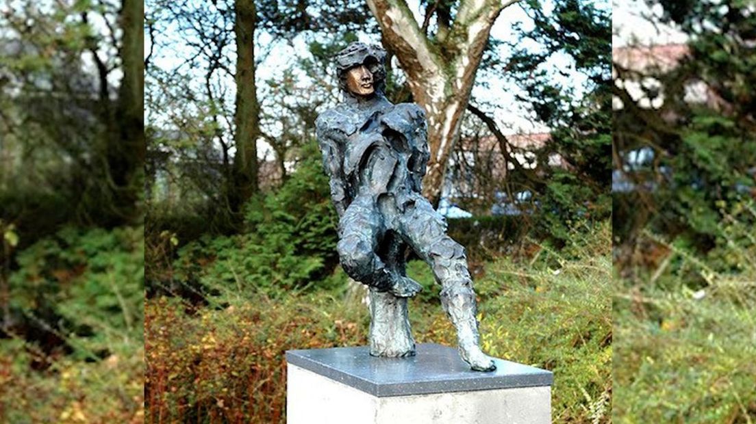 De sculptuur die door onbekenden is gestolen.