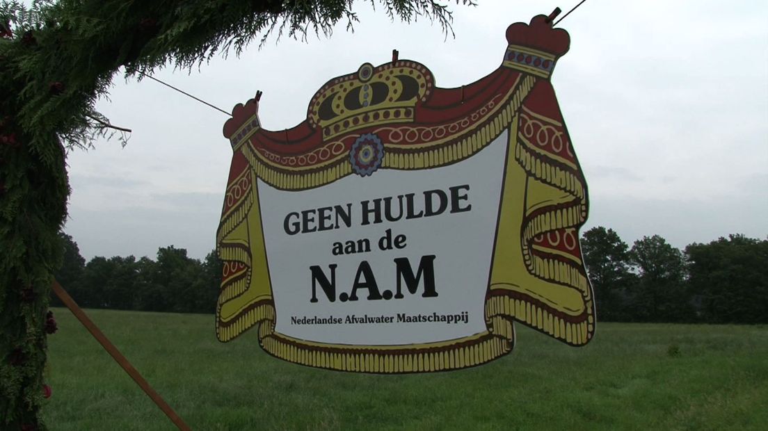 Cabaretier Herman Finkers onthulde in 2015 een bord tegen het injecteren van afvalwater door de NAM in de Twentse bodem.