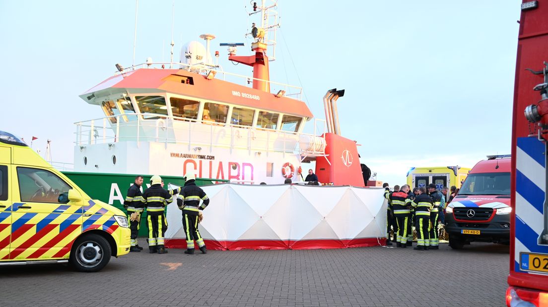 De hulpdiensten ontfermen zich over het slachtoffer