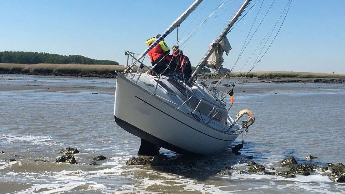 Zeiljacht op strekdam