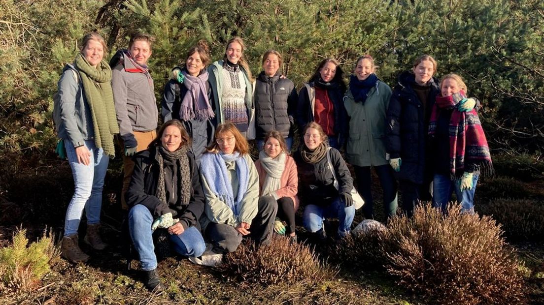 Deze groep medewerkers deed vandaag vrijwilligerswerk in de natuur.