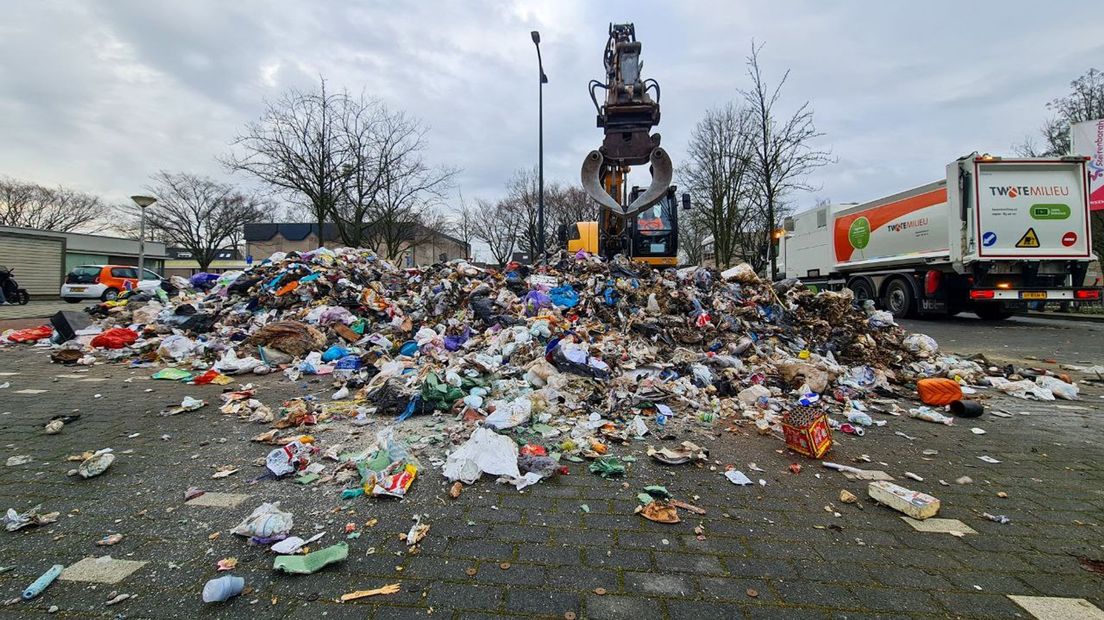 Circa acht ton restafval gestort op parkeerplaats vanwege brand