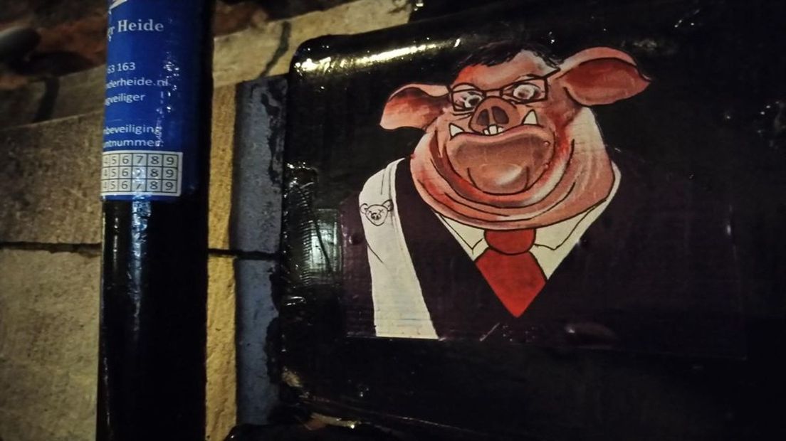 Een sticker op de muur van het stadhuis waarop Bruls is afgebeeld als varken.