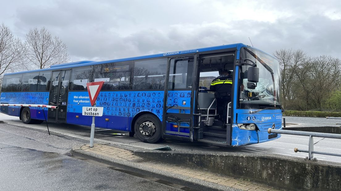 De beschadigde bus na aanrijding Peizerbaan