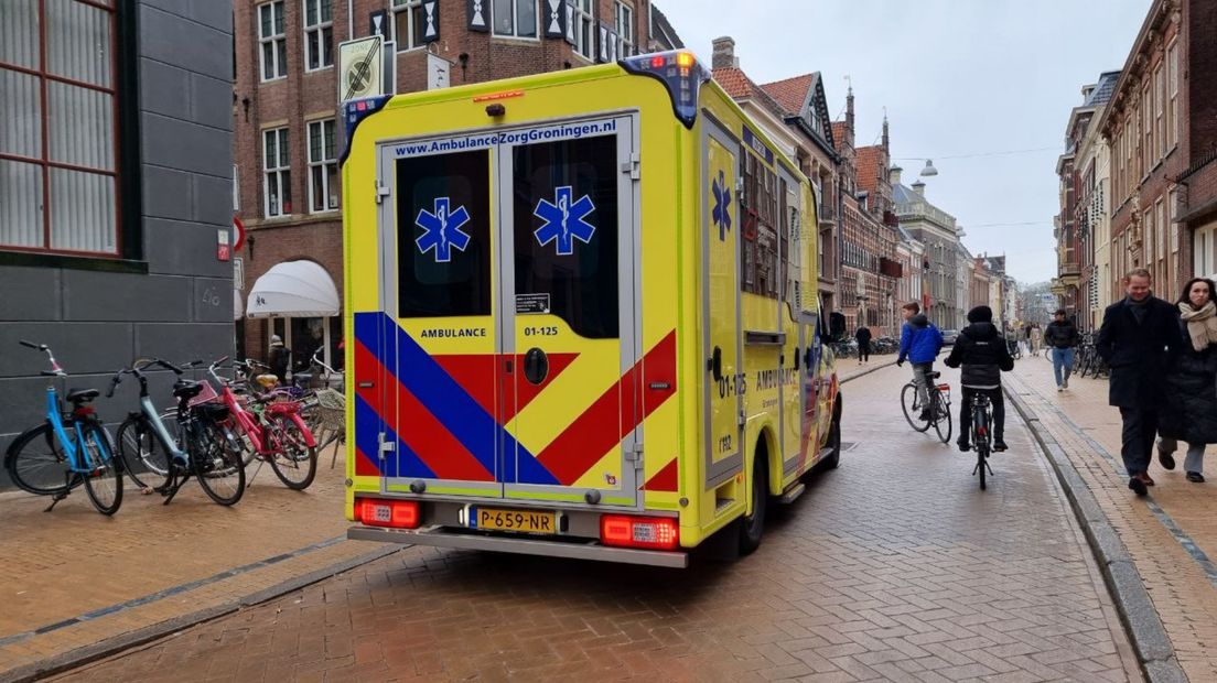 Een ambulance is ter plaatse in de binnenstad van Groningen