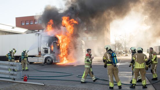 Vrachtwagen vliegt in brand bij pizzafabriek Bunschoten