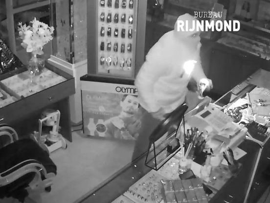 Onderscheid Vervloekt Heup Inbrekers die dure juwelen stelen laten puinhoop achter in winkel - Rijnmond