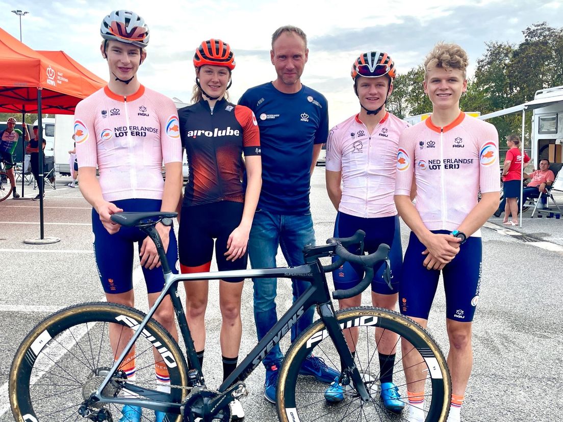 vlnr Tibor del Grosso, Iris Offerein, bondscoach Gerben de Knegt, Floris en David Haveringds