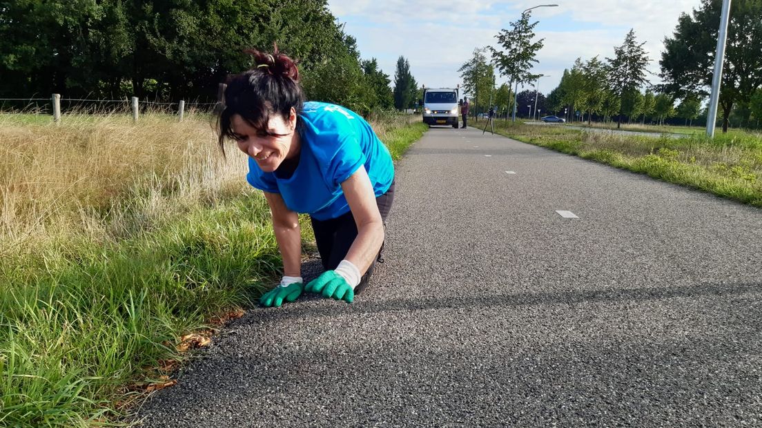 Sandra 52 Probeert 10 Kilometer Te Kruipen Als Eerbetoon Aan Haar 