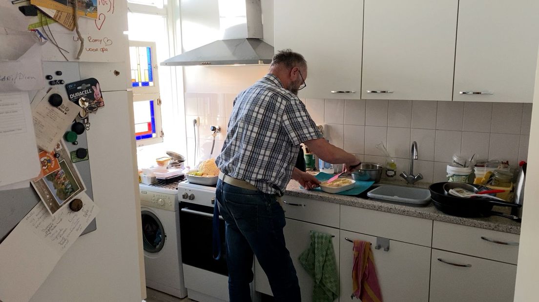 Gerrit aan het koken in zijn keuken