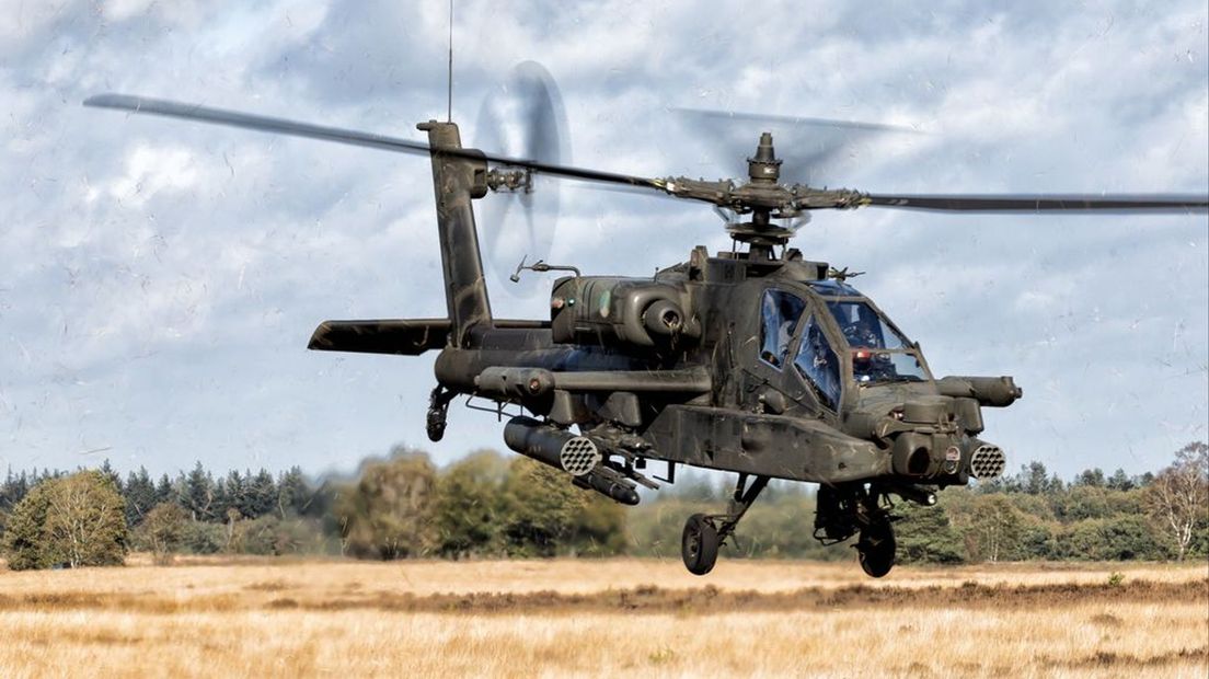 Een Apache-helikopter tijdens een oefening in Ede.