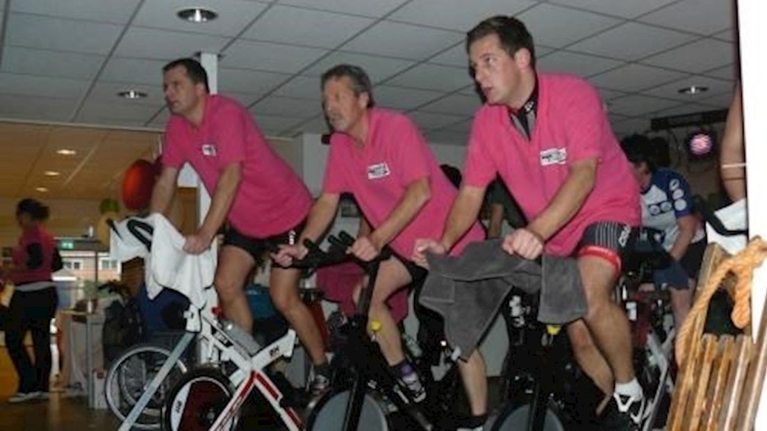 Deelnemers spinning marathon fietsen geld bij elkaar voor het goede doel