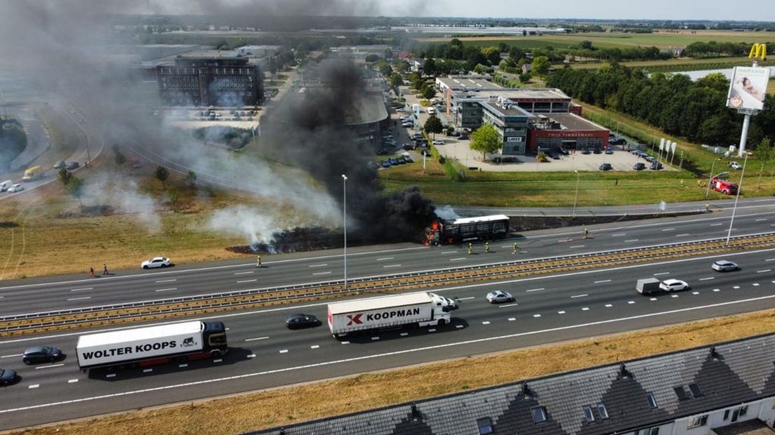 Vrachtwagen in lichterlaaie op A2 bij Waardenburg