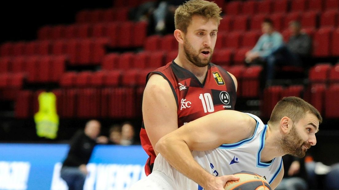 Andrej Magdevski houdt balbezit namens Donar, Apollo-speler Deividas Kumelis komt te laat