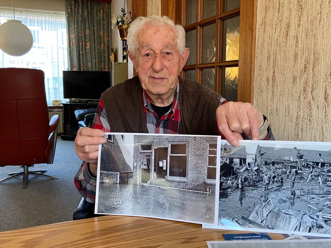 Piet van den Ouden laat foto's zien van zijn ouderlijk huis na de Ramp