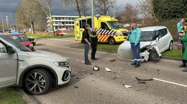 Twee auto's botsen frontaal in Maastricht