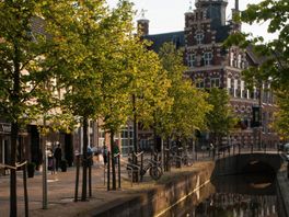 Het Groat Franeker Diktee maakt enthousiast: "Gebruiken komt eerst, schrijven kan altijd nog"