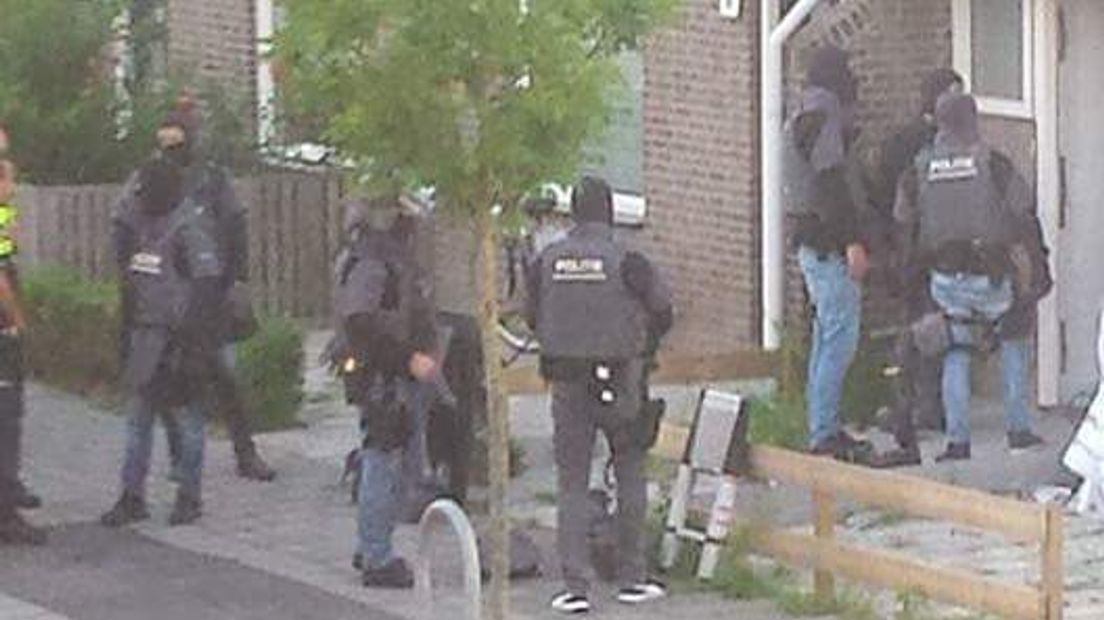 Arrestatieteam valt huis Oost-Souburg binnen (video)