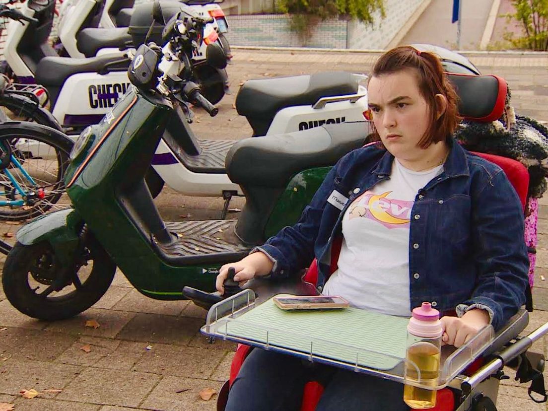 Deelscooters staan regelmatig midden op de stoep en dat is lastig voor mensen in een rolstoel