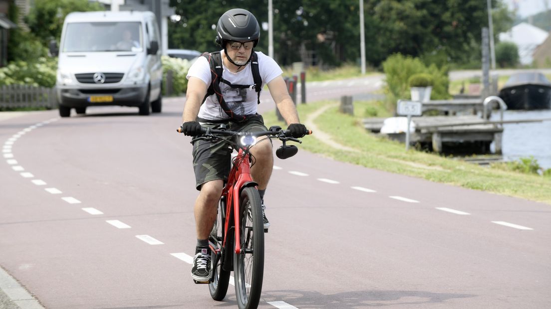 Een man met een helm voor de speed pedelec, die volgens artsen niet geschikt is voor snorfietsers