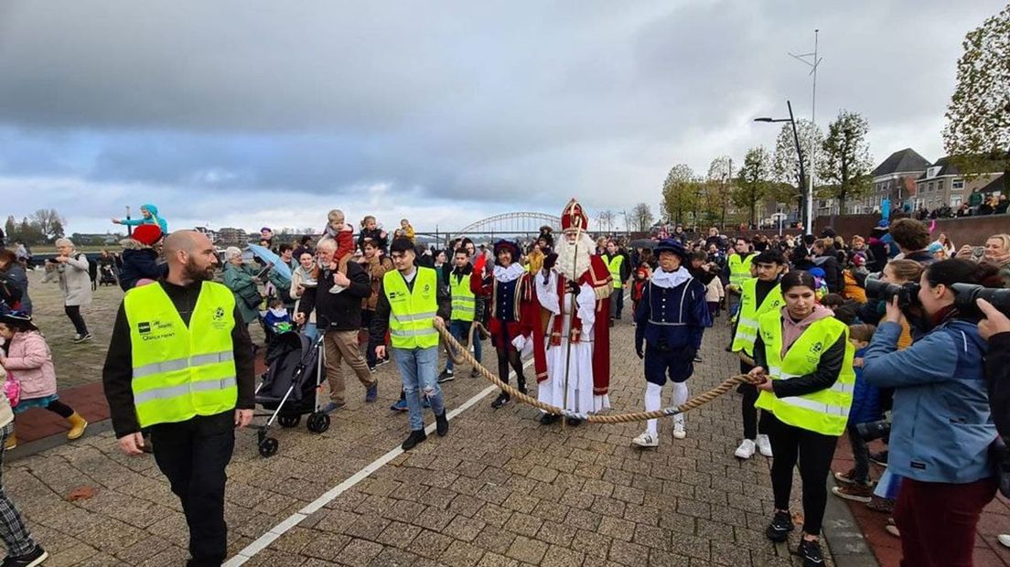 Sinterklaas komt aan in Nijmegen.