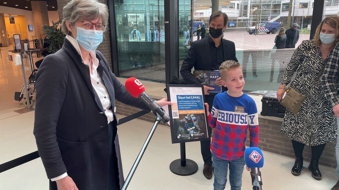 de 9-jarige Steye biedt de petitie aan namens het LUMC