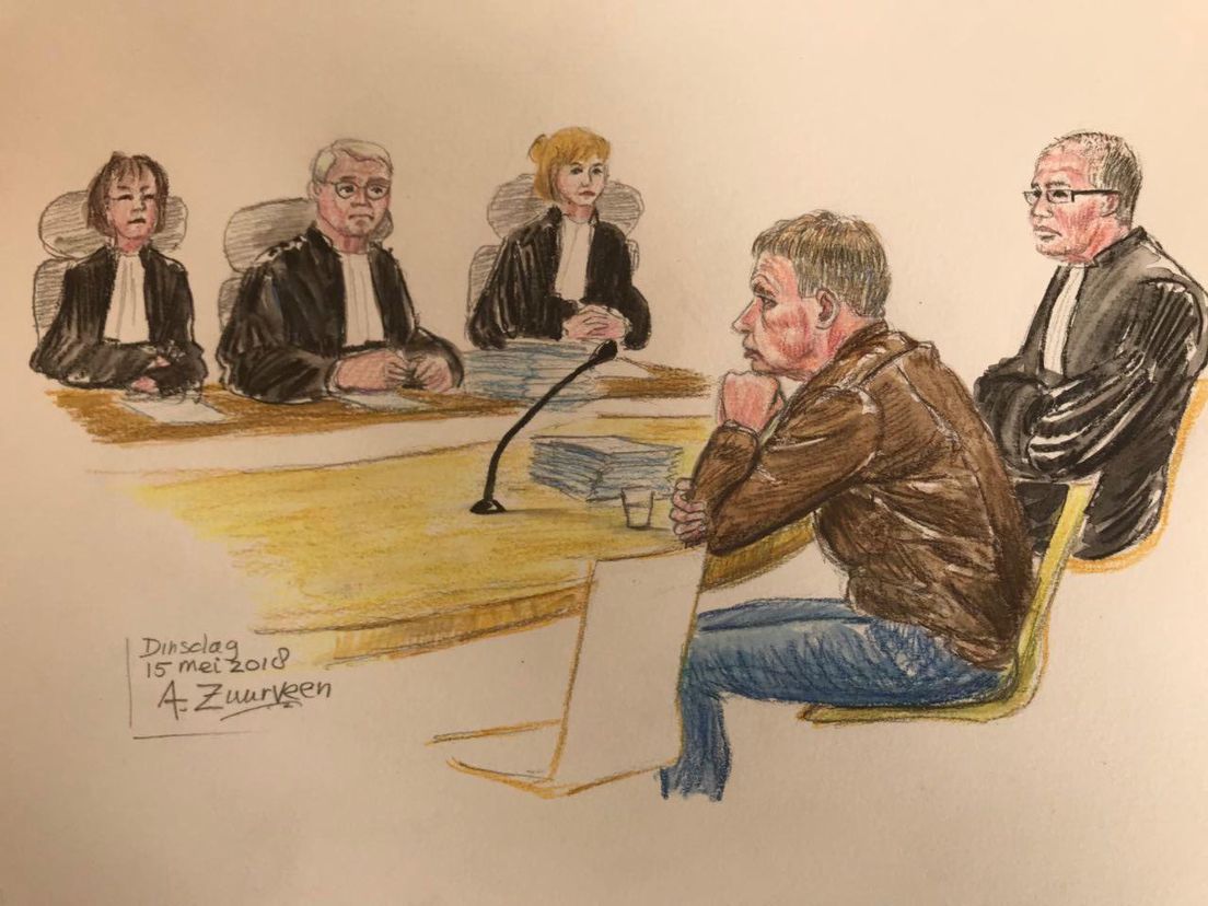 Freddy D. voor de rechtbank in Assen (tekening: Annet Zuurveen)