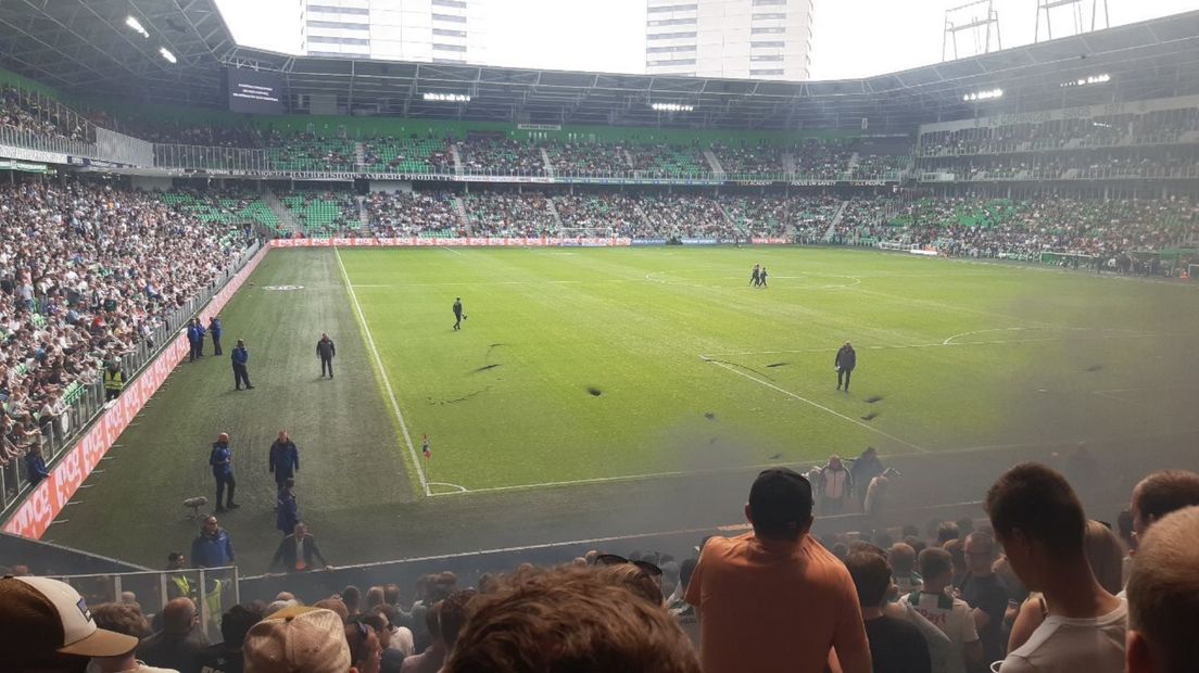 Stewards in de Euroborg nemen de schade op na de eerste serie rookbommen