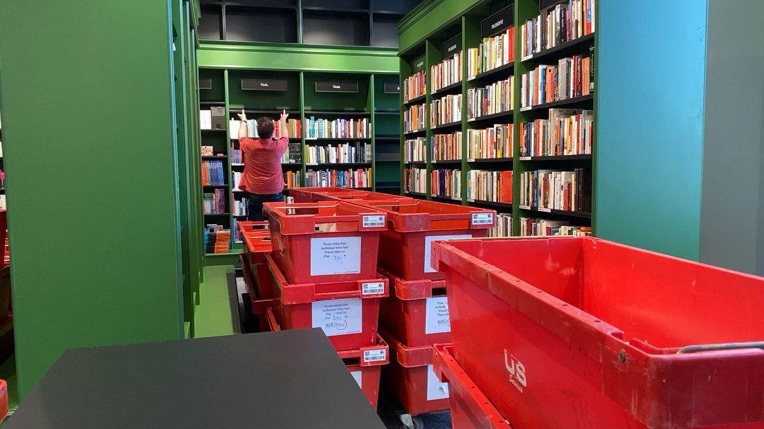 Medewerkers delen de boekenkasten in