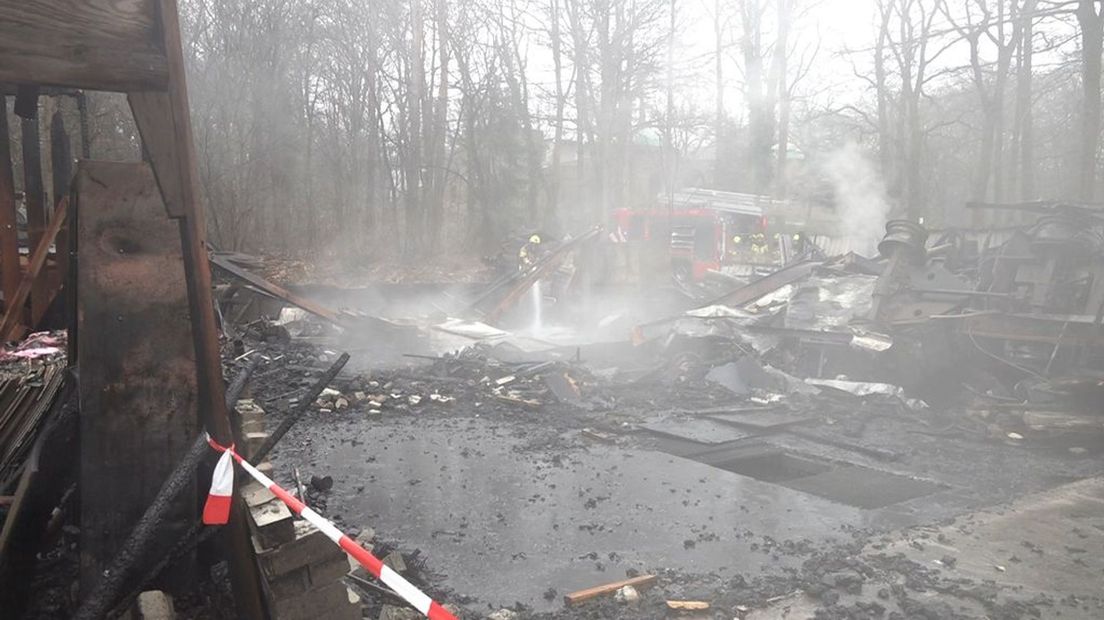 De brandweer dooft oplaaide vlammen, een dag na de brand