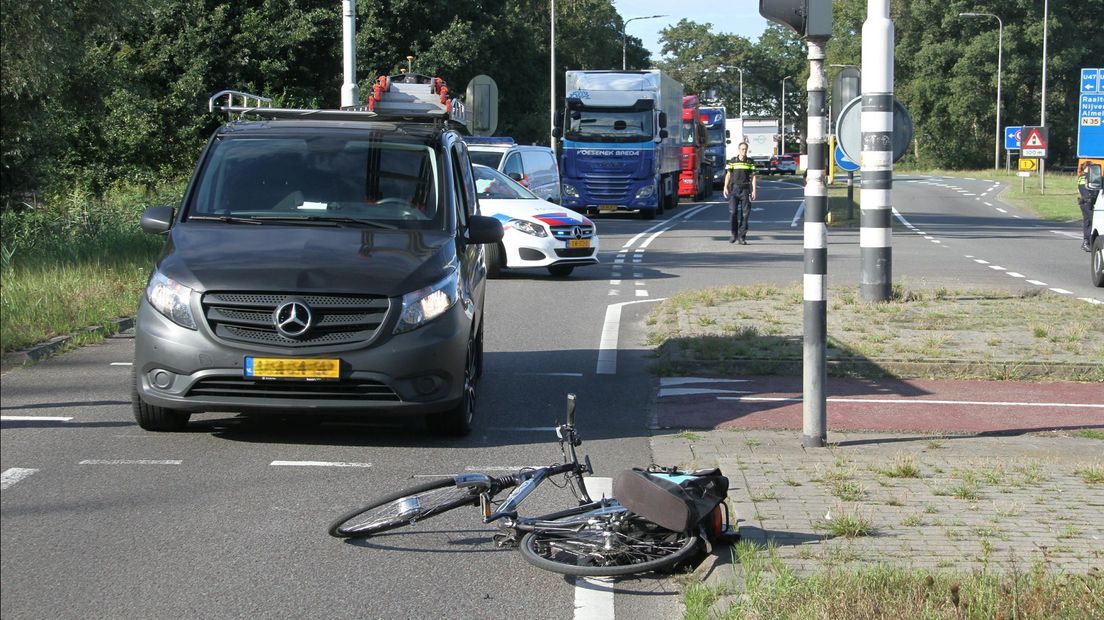 Vrouw gewond geraakt bij ongeluk op N348 in Raalte, weg afgesloten