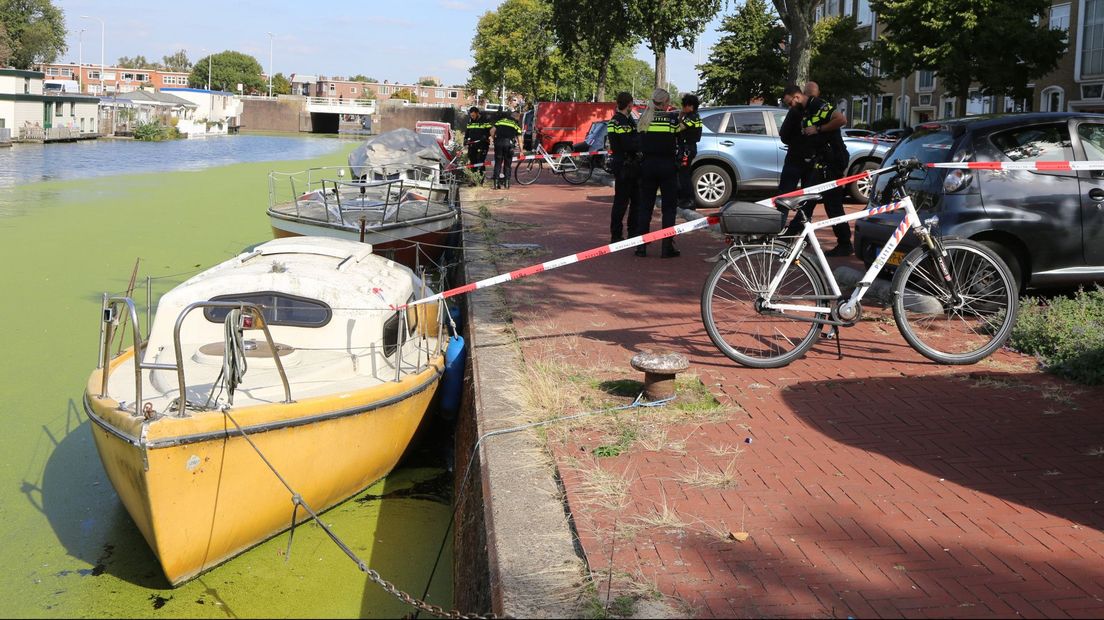 Politie bij de boot langs de Veenendaalkade