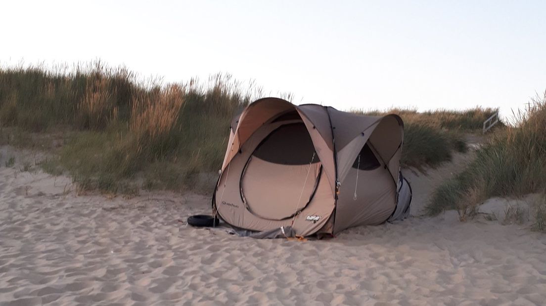 Wildkamperen in de duinen is verboden in Zeeland.