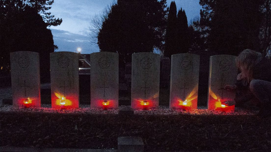 De graven van zes geallieerde vliegers in Ten Boer