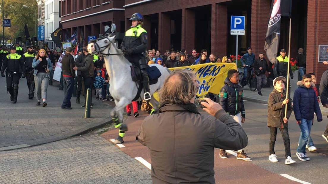 Een paar honderd demonstranten protesteren tegen het migratiebeleid.