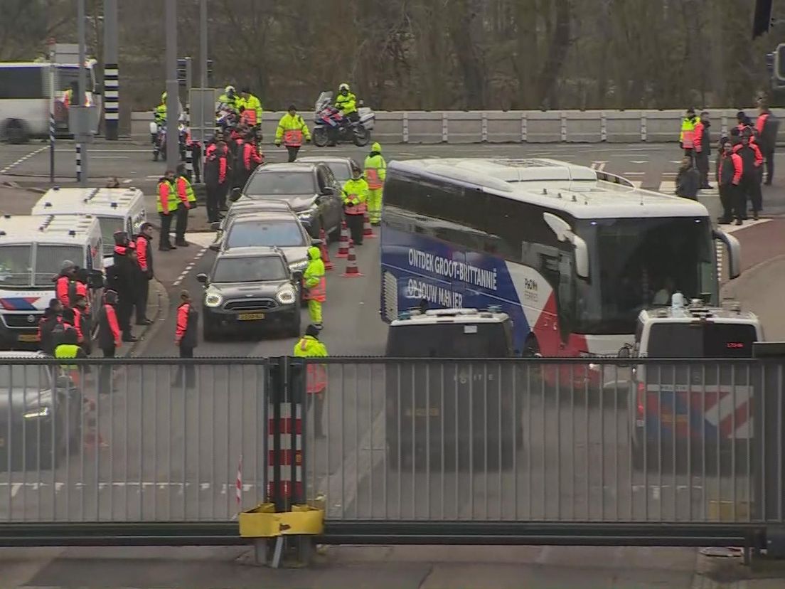 De spelersbus van Ajax kwam zondagmiddag aan in De Kuip