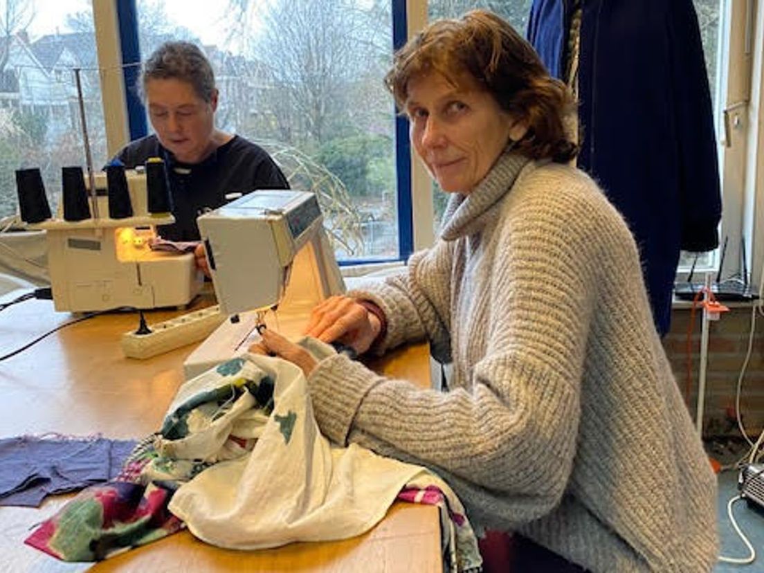 Jet Manrho (rechts) op naailes bij Monique van Essen(links)