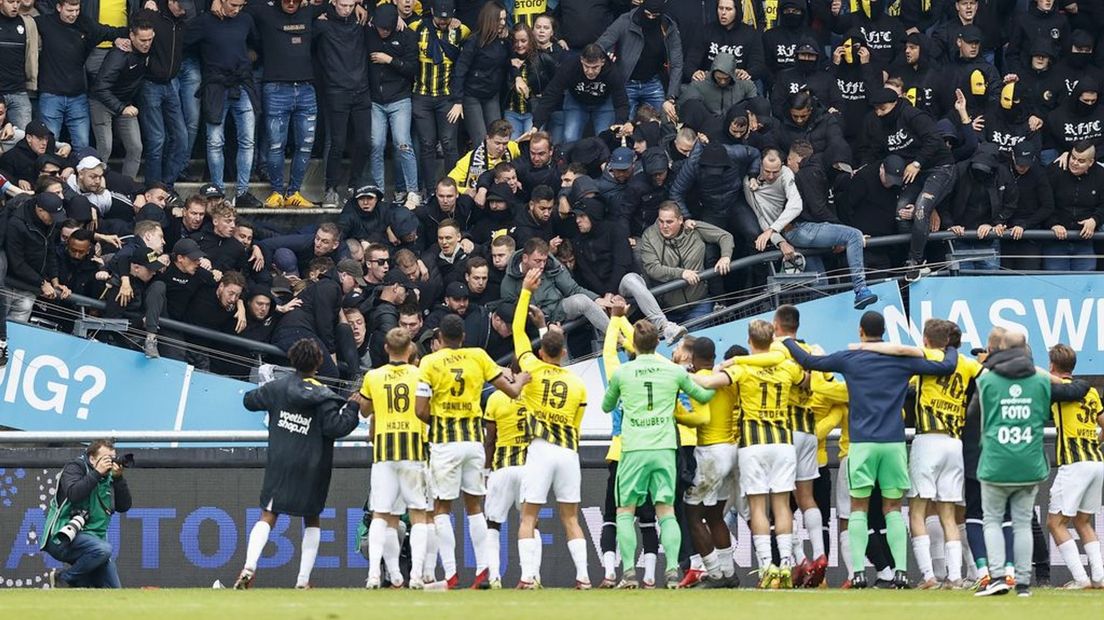 De ingezakte tribune.
