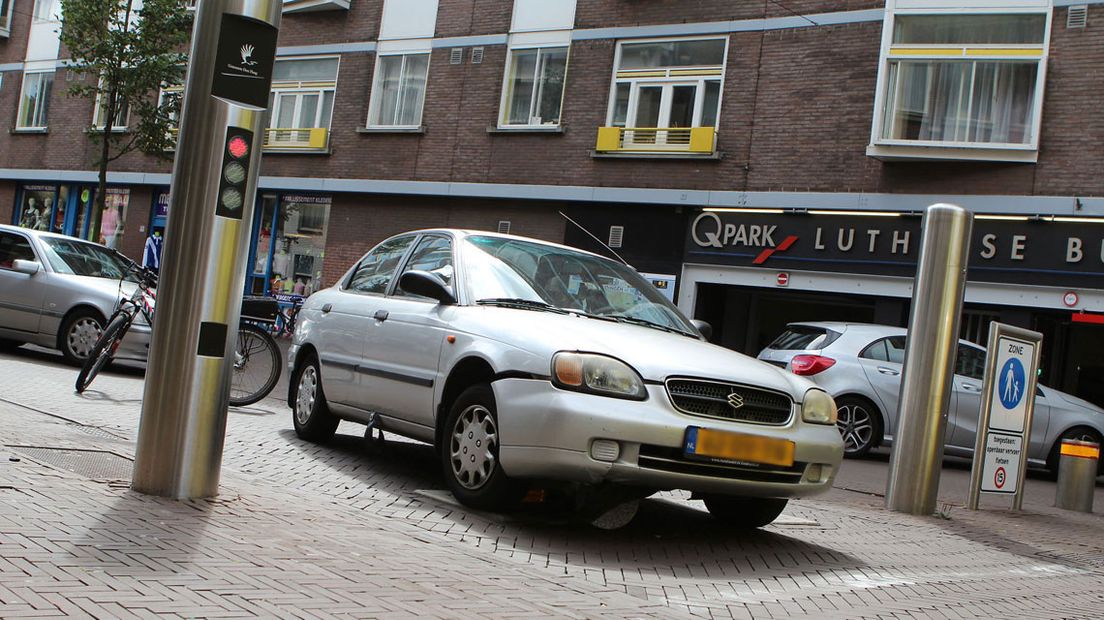 Elk jaar botsen knallen er honderden auto's op een poller