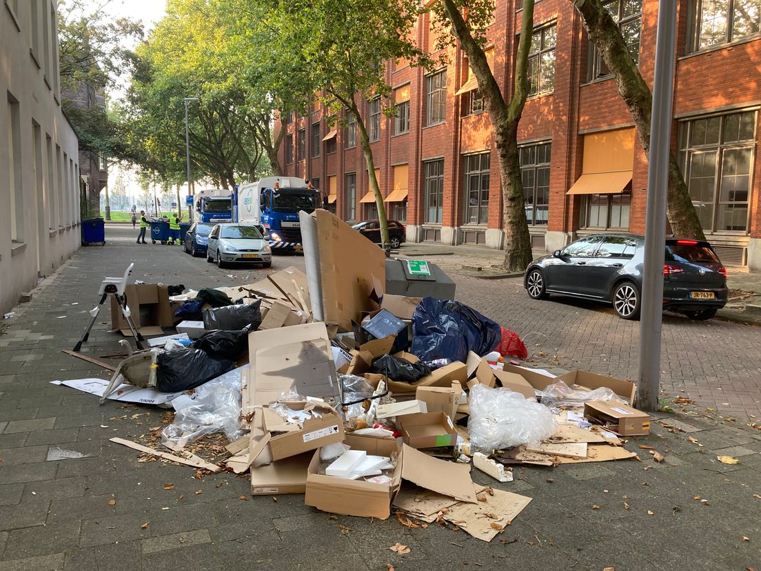 Afval naast de vuilcontainer in Rotterdam-Delfshaven